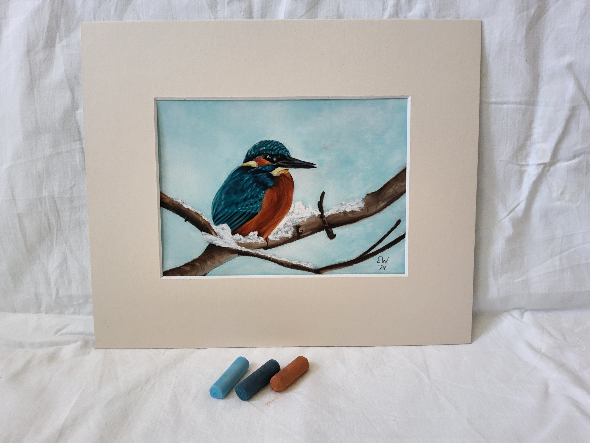 Ijsvogel in de sneeuw